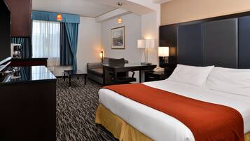 Suite, 1 habitación (1 King, Sofa Bed) | Escritorio, espacio para trabajar con laptop y cortinas blackout