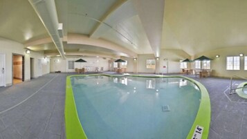 Piscina coperta, ombrelloni da piscina, lettini