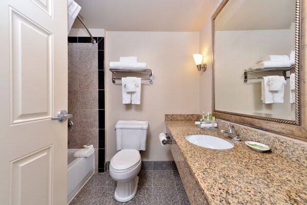 Un baño con inodoro, lavabo y toallero.