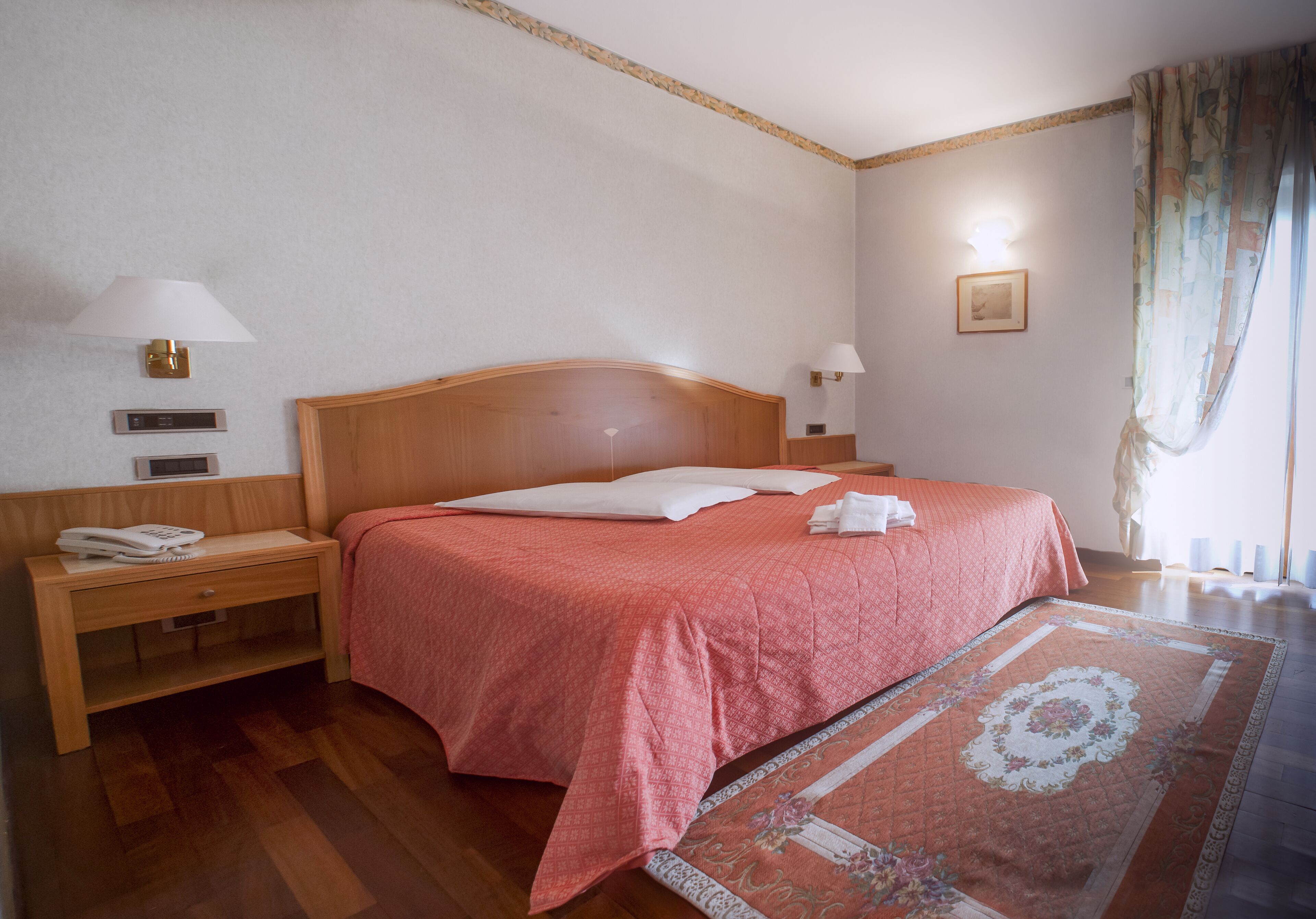 double room | in-room safe, desk, soundproofing, cots/infant beds