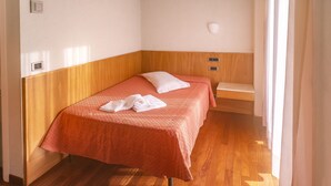 单人房 | 客房内保险箱、办公桌、隔音、婴儿床