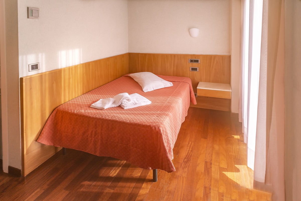 Single Room | In-room safe, desk, soundproofing, cots/infant beds