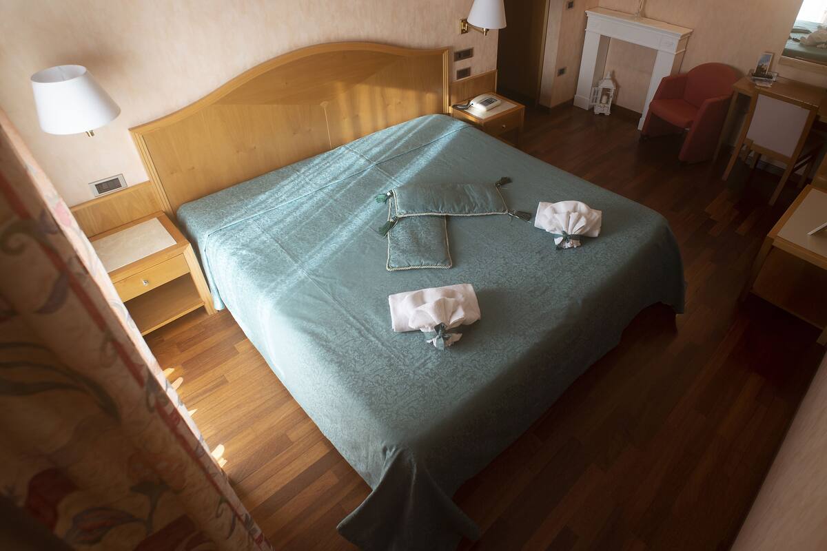 double room | in-room safe, desk, soundproofing, cots/infant beds