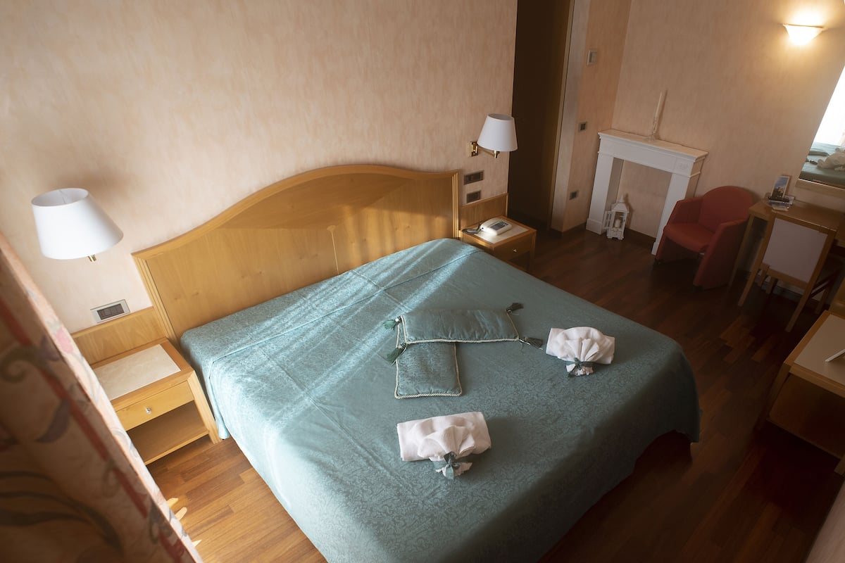 Double Room | In-room safe, desk, soundproofing, cots/infant beds