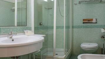 Einzelzimmer | Badezimmer | Dusche, kostenlose Toilettenartikel, Haartrockner, Bidet