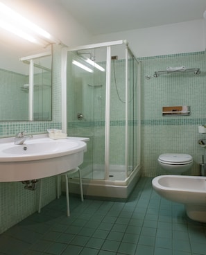 Single Room | Bathroom | Shower, free toiletries, hair dryer, bidet