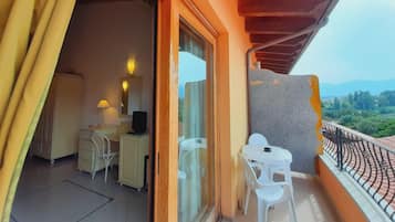 Habitación, vista a la montaña | Minibar, escritorio, cortinas blackout y ropa de cama