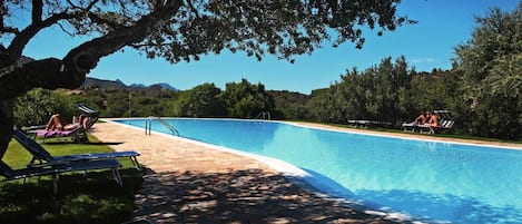 Una piscina al aire libre de temporada