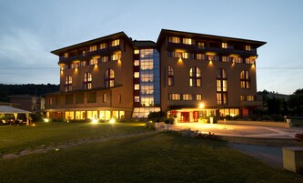 Fachada da propriedade à noite