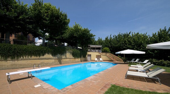 Piscina coberta, piscina a l'aire lliure, para-sols i gandules 