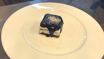 Un postre sobre un plato blanco.
