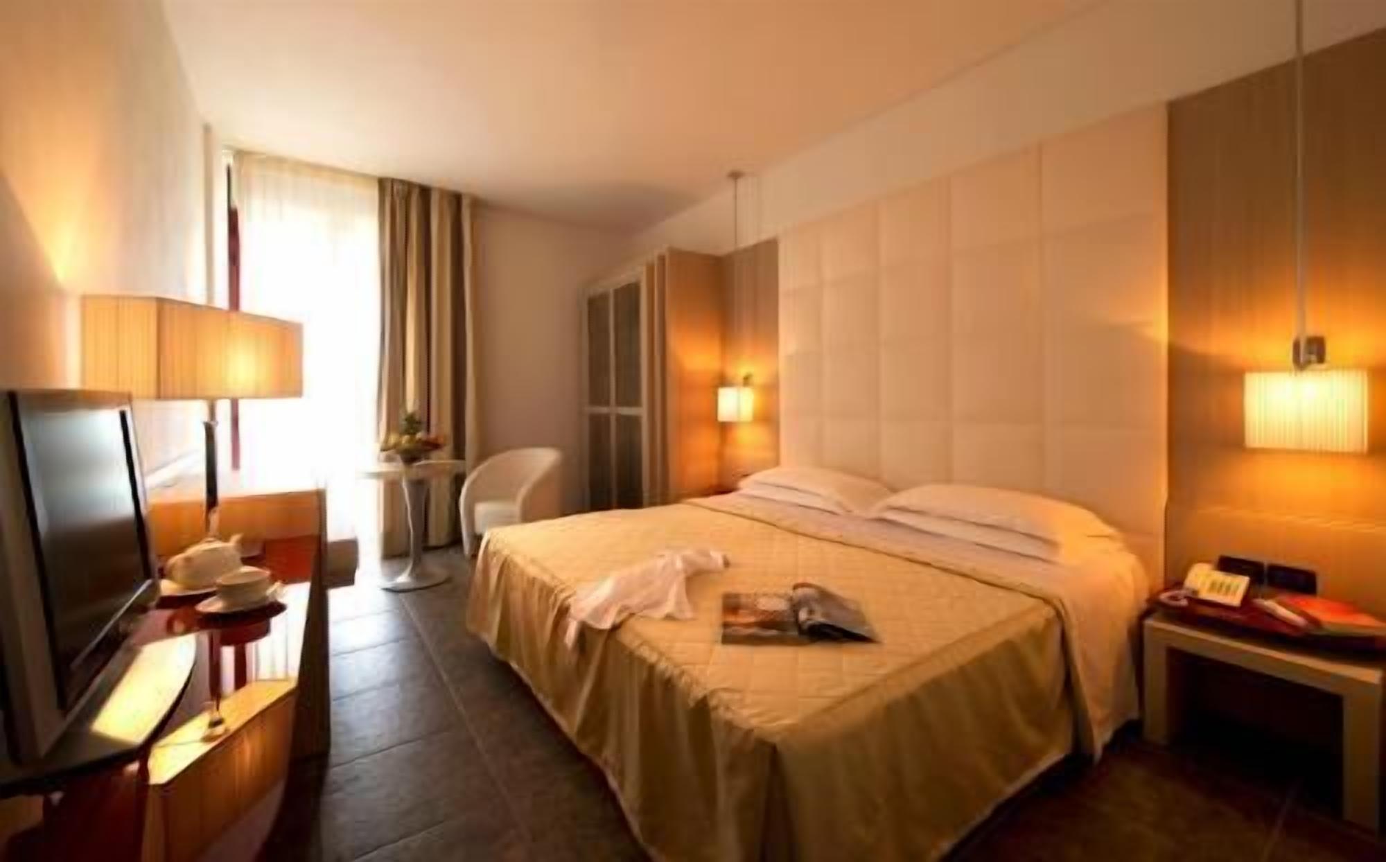 Minibar, caixa forta a l'habitació, escriptori i cortines opaques 