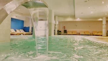 Piscine couverte, piscine extérieure, parasols de plage, chaises longues