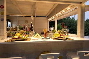 Bar à beira da piscina