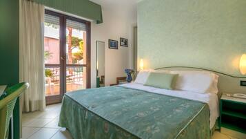 Zimmersafe, Schreibtisch, kostenloses WLAN, Bettwäsche