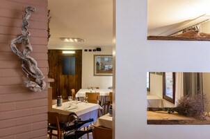 Serviço de jantar, culinária italiana, vistas para a piscina 