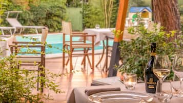 DĂźner servi sur place, vue sur la piscine