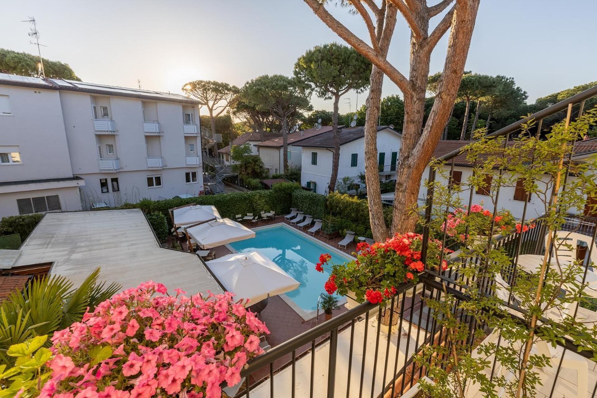 Außenpool, Sonnenschirme, Liegestühle