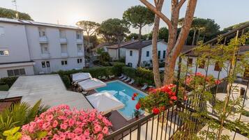 Außenpool, Sonnenschirme, Liegestühle