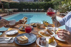 Café da manhã com buffet grátis todos os dias