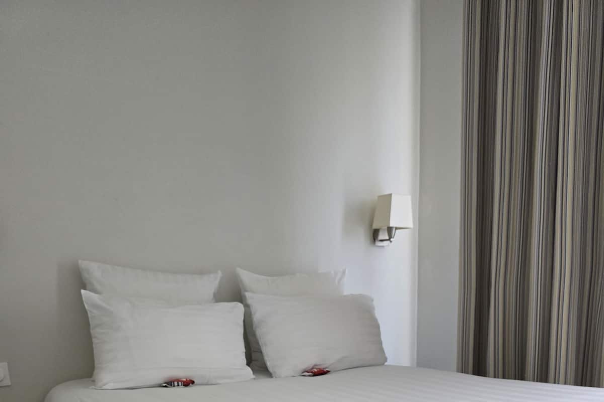 Habitación doble | Ropa de cama de alta calidad, caja fuerte, escritorio