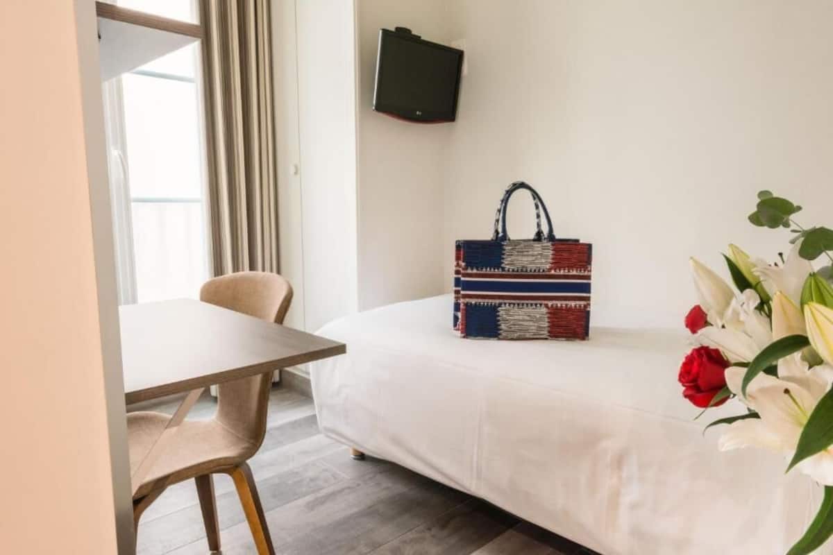 Comfort enkelrum | Sängtillbehör av högsta kvalitet och värdeförvaringsskåp på rummet