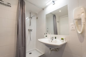 Articles de toilette gratuits, sĂšche-cheveux, serviettes fournies