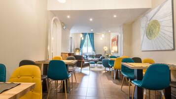 Bữa sáng buffet hàng ngày (16 EUR/mỗi người)