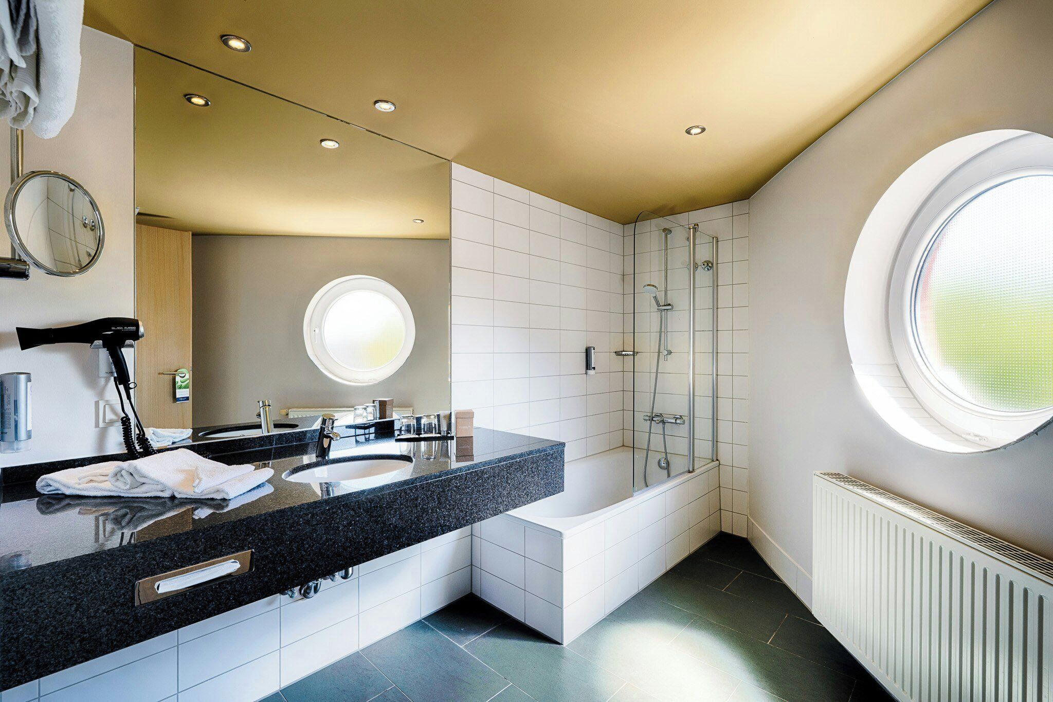 Deluxe Twin kamer | Badkamer |  milieuvriendelijk toiletgerief, een haardroger, handdoeken, zeep