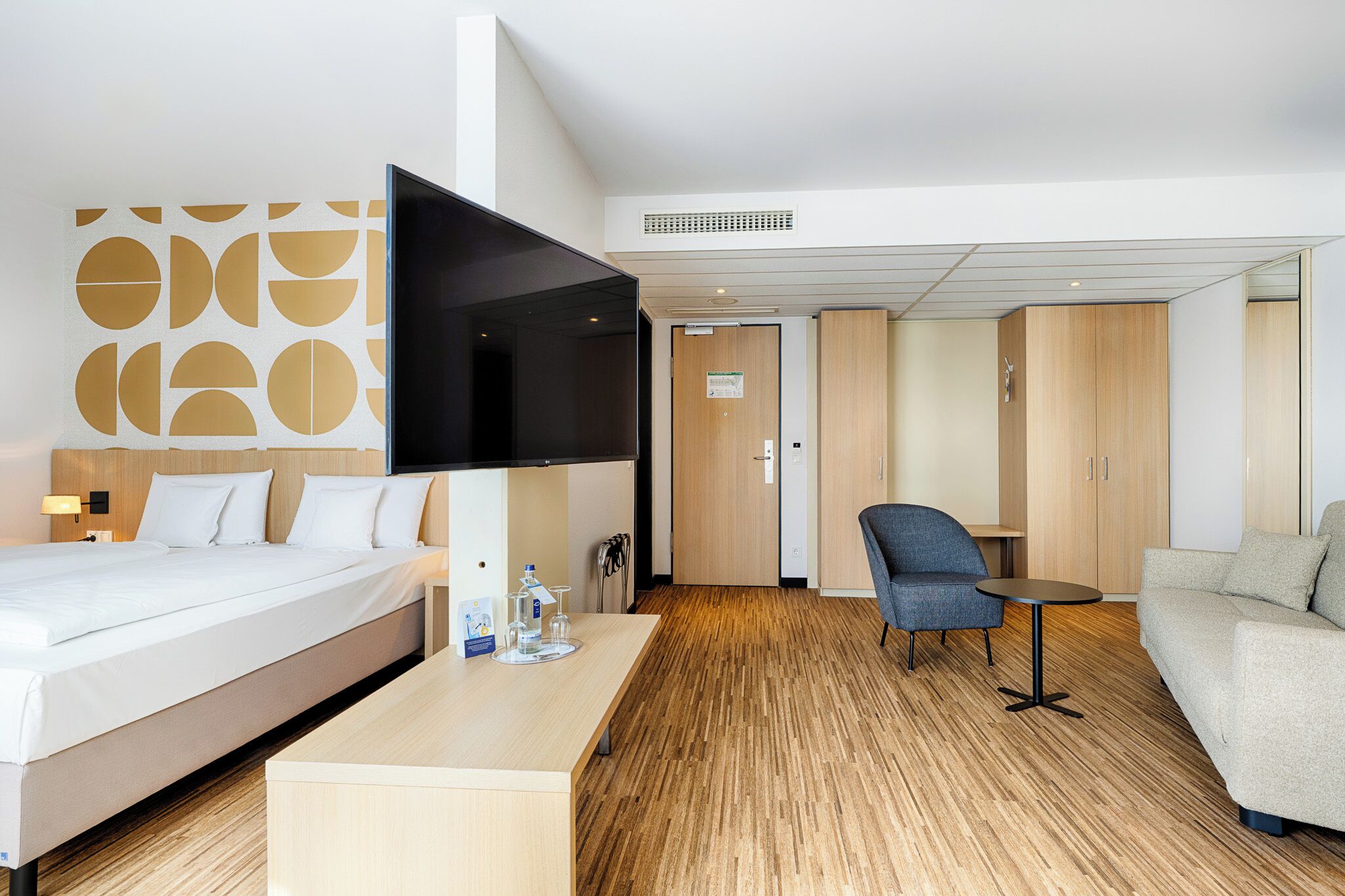 Junior Suite, 1 King Bed | Hypo-allergenic bedding, in-room safe, desk, laptop workspace