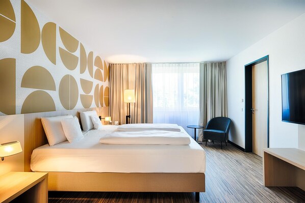 Hypo-allergenic bedding, in-room safe, desk, laptop workspace