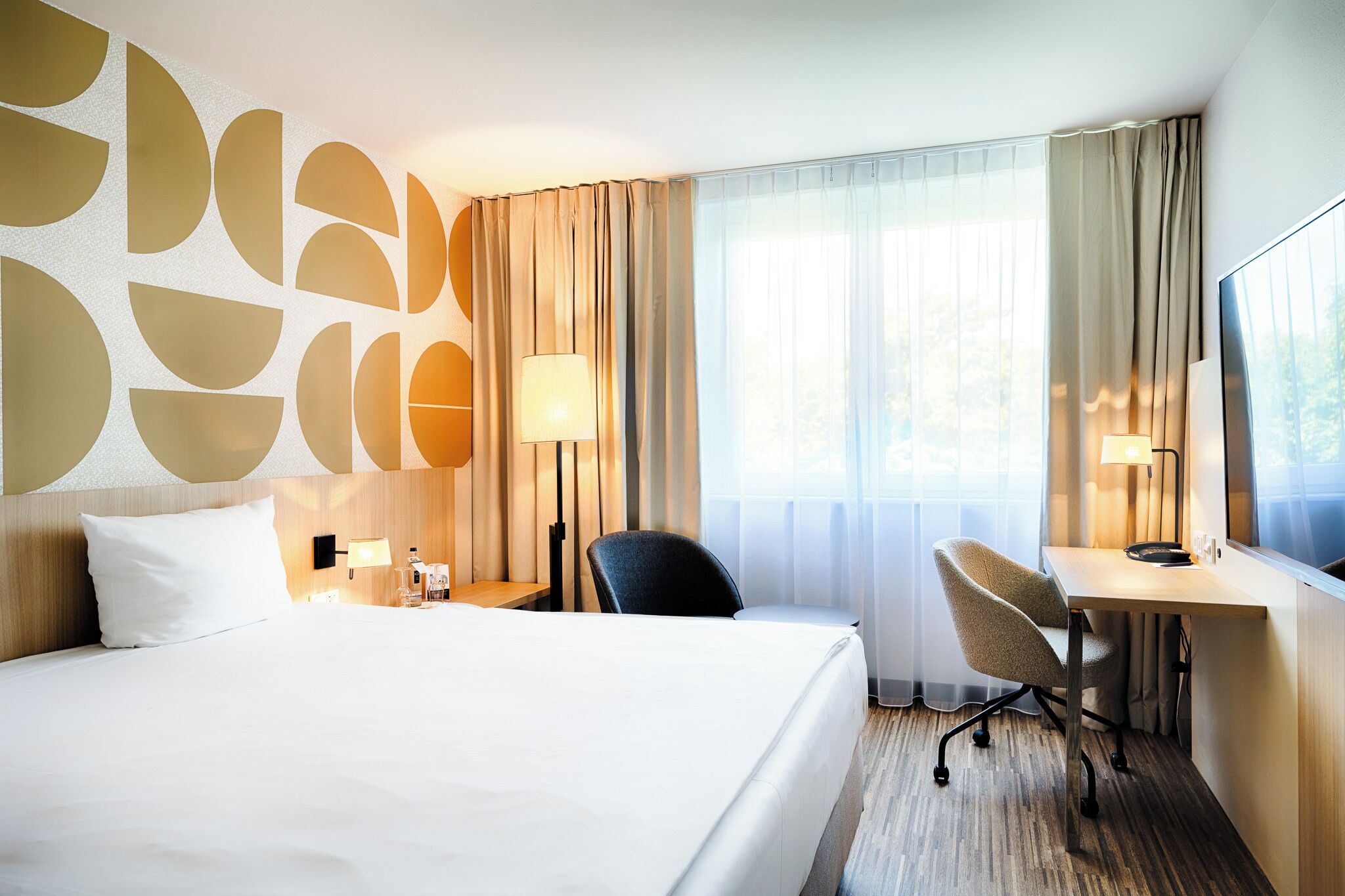 Hypo-allergenic bedding, in-room safe, desk, laptop workspace