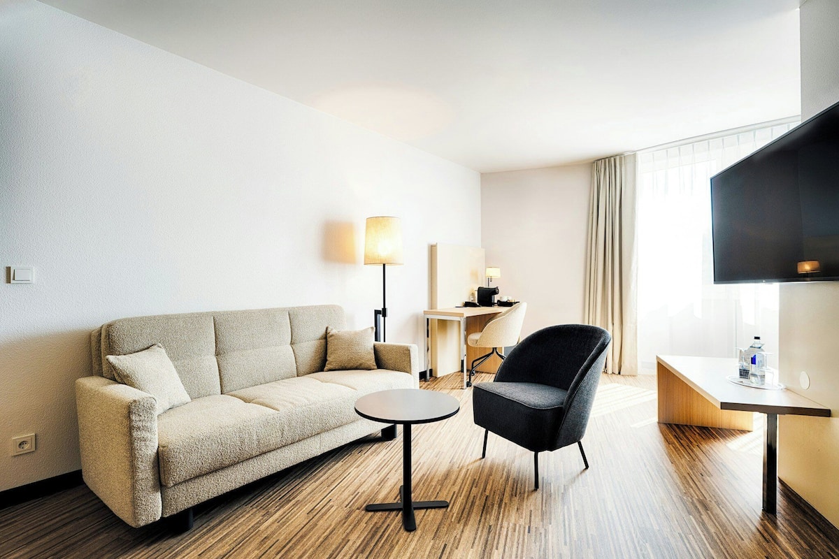 Junior-sviitti, 1 suuri parisänky | Allergiatestatut vuodevaatteet, tallelokero huoneessa, työpöytä