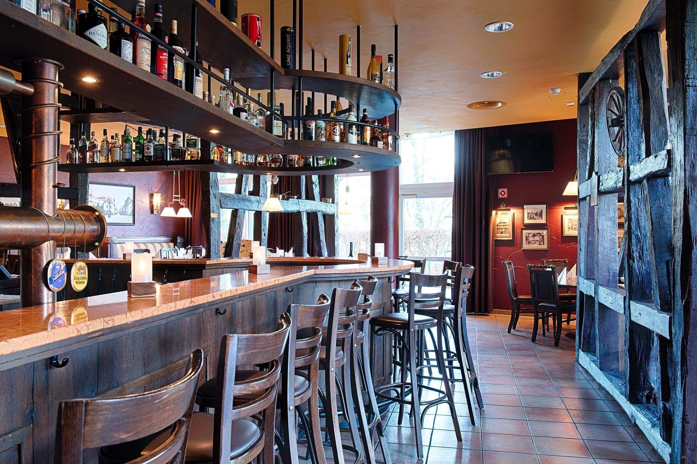 Restauration en plein air ; sert le dîner