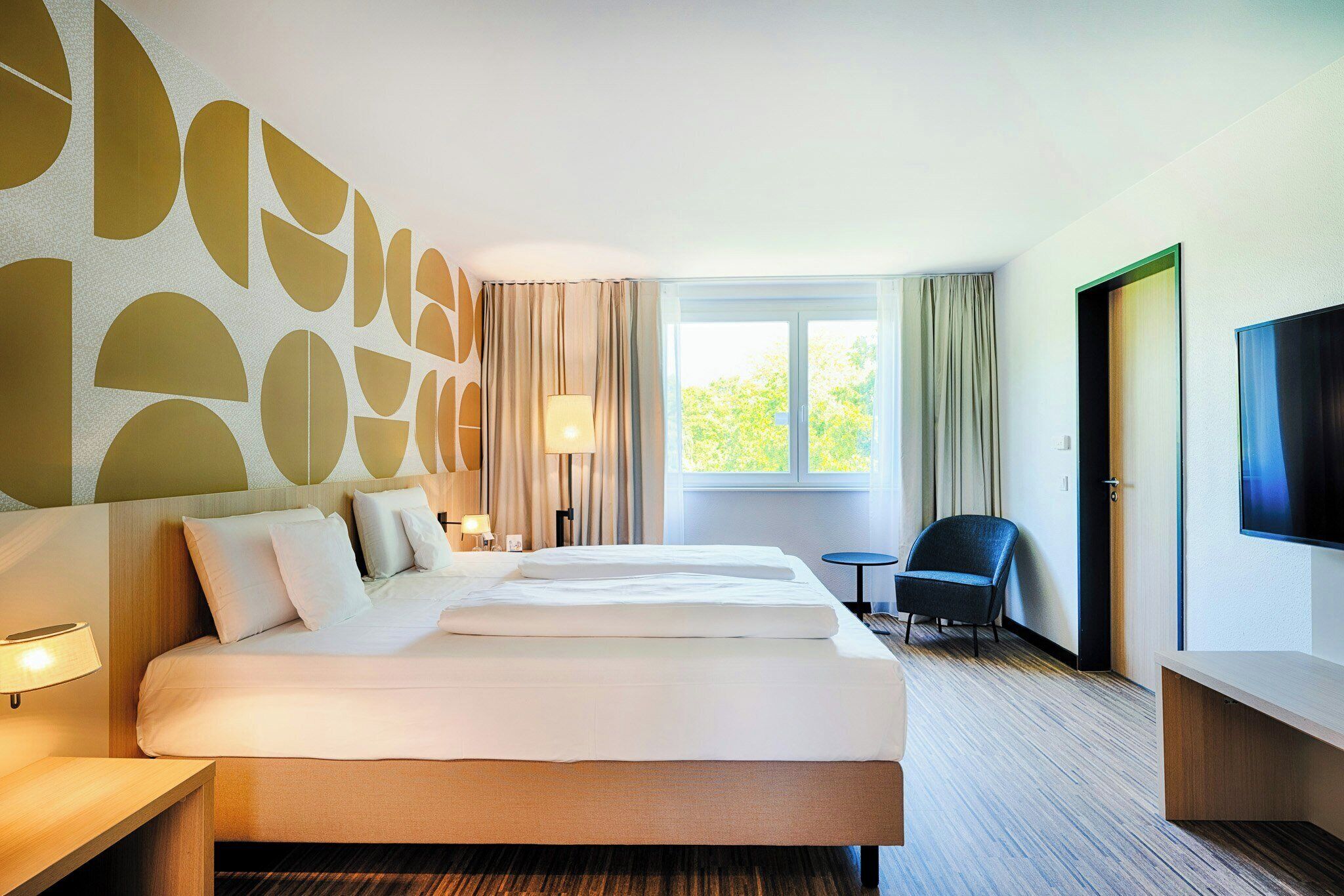 Dobbelt- eller tomannsrom – deluxe | Allergitestet sengetøy, safe på rommet og skrivebord