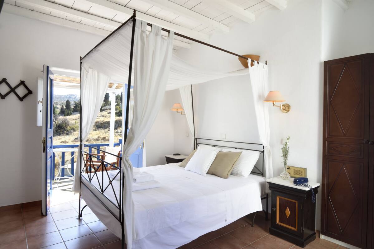 خزنة داخل الغرفة ومكتب ومكواة/لوح كي