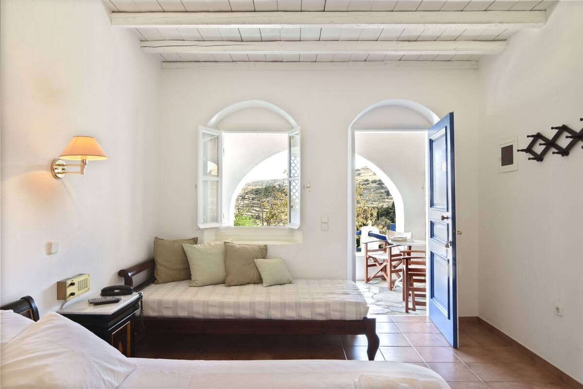 خزنة داخل الغرفة ومكتب ومكواة/لوح كي