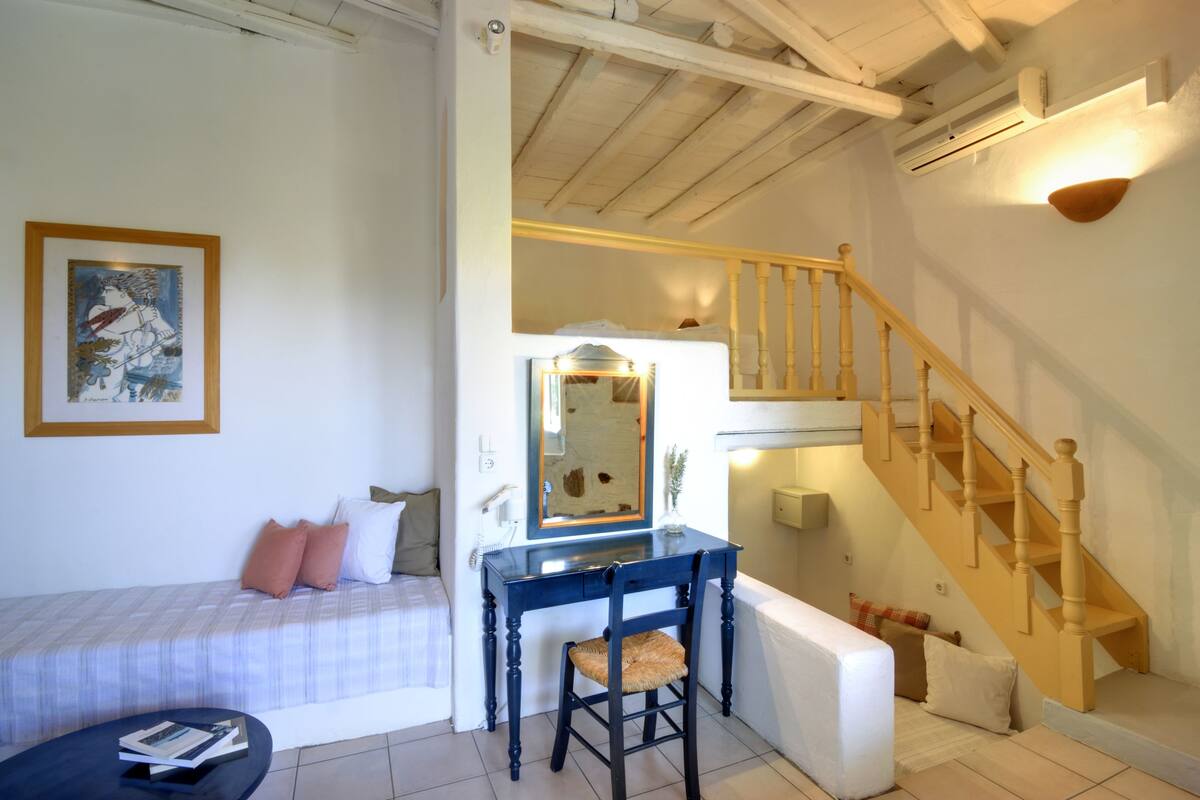 خزنة داخل الغرفة ومكتب ومكواة/لوح كي