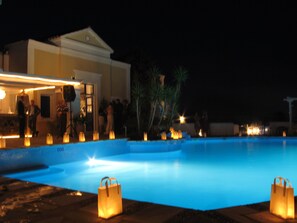 Outdoor pool, pool umbrellas, sun loungers - Lefkes Village (Paros)