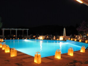 Outdoor pool, pool umbrellas, sun loungers - Lefkes Village (Paros)