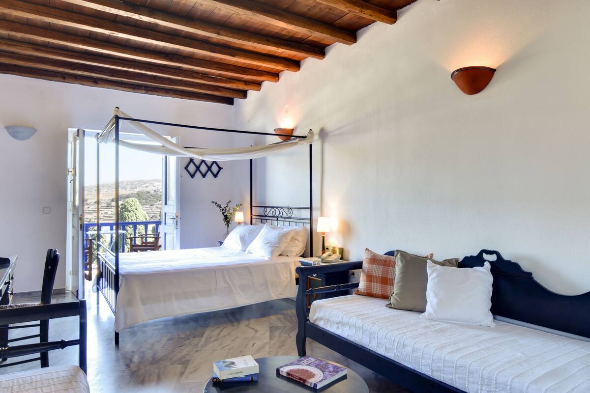 خزنة داخل الغرفة ومكتب ومكواة/لوح كي