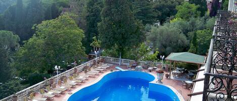 Piscine extérieure, parasols de plage, chaises longues