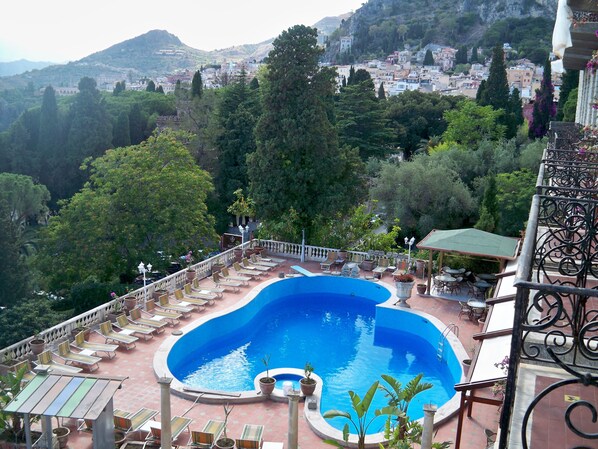 Outdoor pool, open 9 AM to 7 PM, pool umbrellas, sun loungers - Taormina Park Hotel (Taormina)