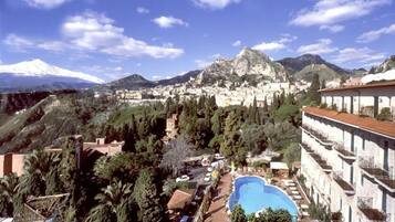 Außenpool, geöffnet von 09:00 Uhr bis 19:00 Uhr, Sonnenschirme