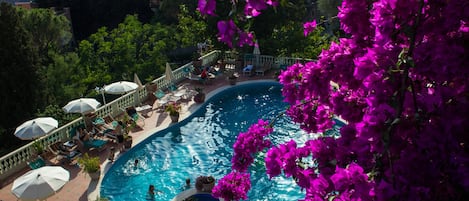 Utendørsbasseng, bassengparasoller og solsenger