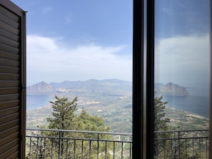 A balcony with a view of a coastal landscape, including mountains and a body of water. - Hotel Villa San Giovanni (Erice)