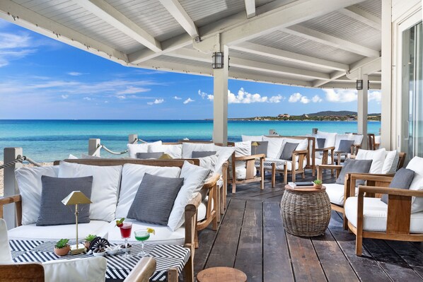 Quầy bar trên bãi biển