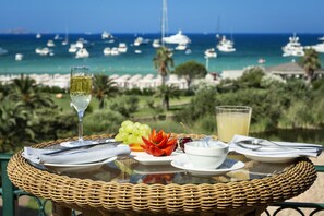 3 restauranter, frokost og middag serveres, italienske retter