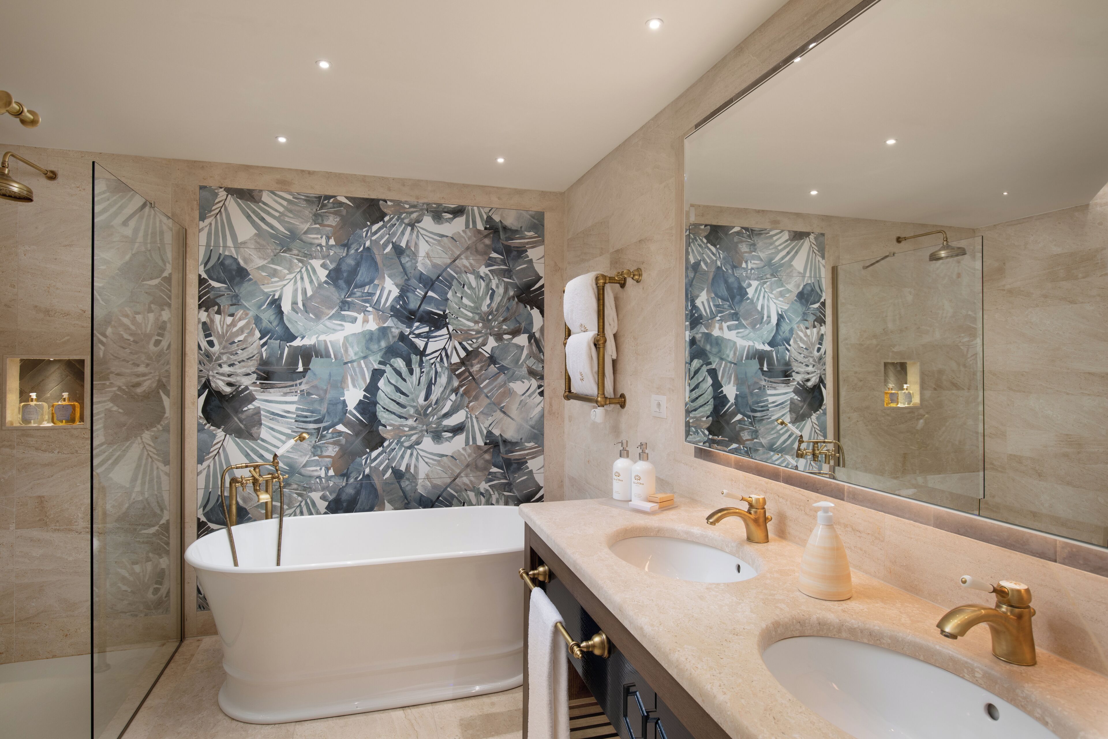 suite vista giardino | bathroom | shower, free toiletries, hair dryer, bathrobes