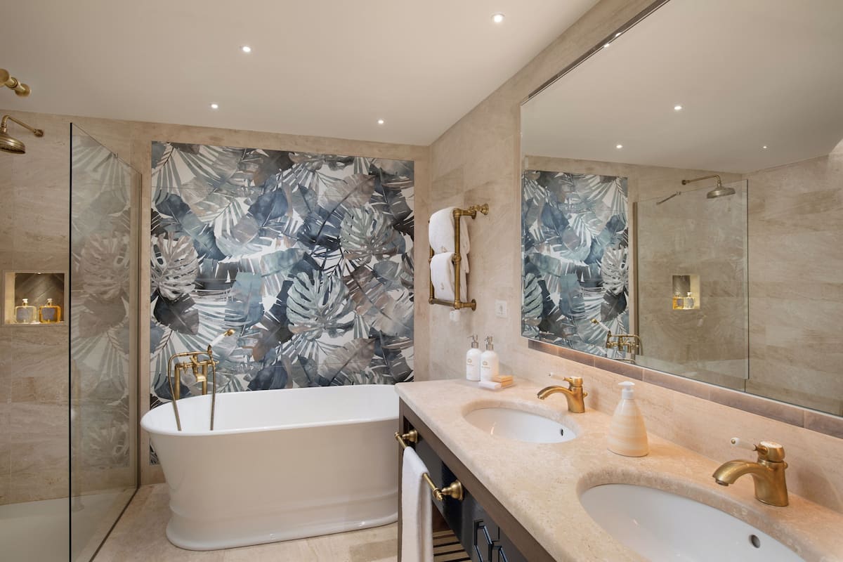 suite vista giardino | bathroom | shower, free toiletries, hair dryer, bathrobes